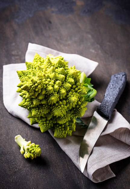 Brocoli Romanesco sur fond sombre