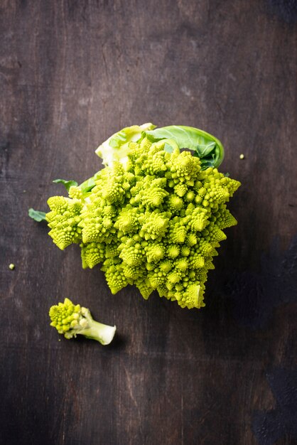 Brocoli Romanesco sur fond sombre