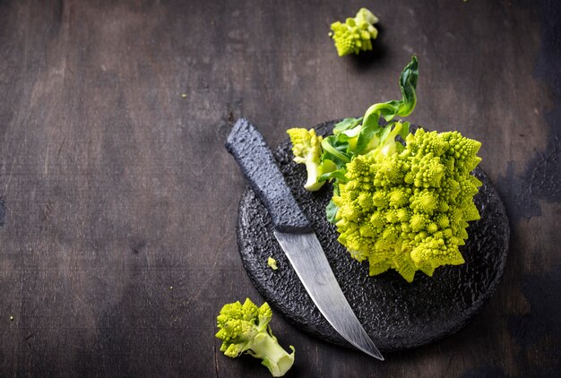 Brocoli Romanesco sur fond sombre