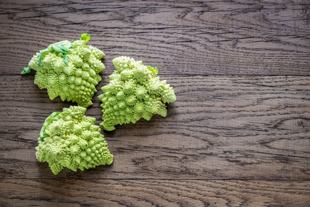 Brocoli romanesco frais sur la planche de bois