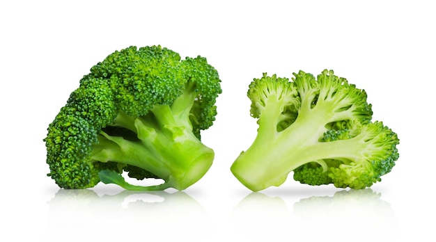 Brocoli sain frais isolé sur fond blanc