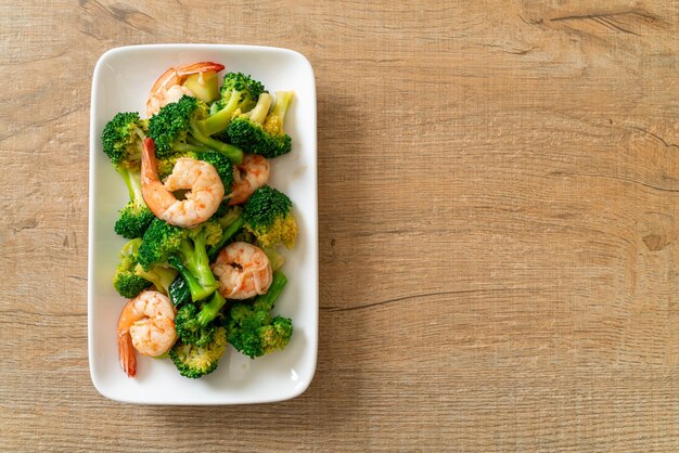 brocoli sauté aux crevettes - style de cuisine maison