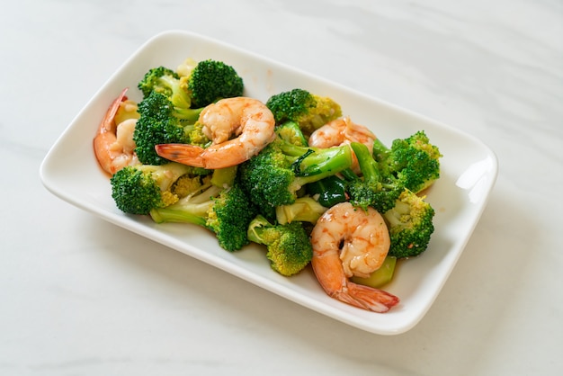 Brocoli sauté aux crevettes - style de cuisine maison