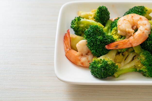 brocoli sauté aux crevettes - style de cuisine maison