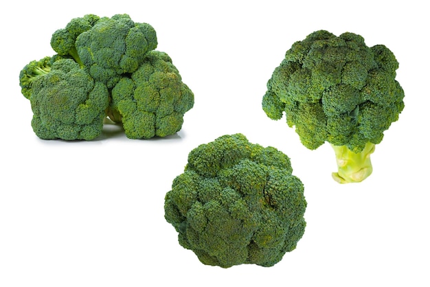 Brocoli savoureux frais isolé sur fond blanc