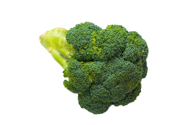 Brocoli savoureux frais isolé sur fond blanc