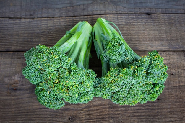 Brocoli sur une table en bois