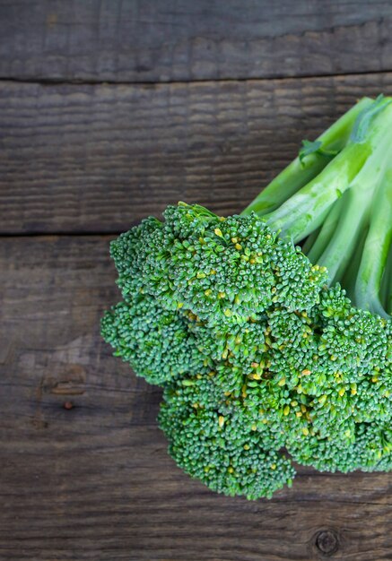 Brocoli sur une table en bois