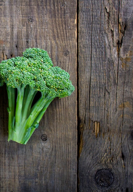 Brocoli sur une table en bois