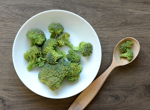 Photo brocoli sur la table de la cuisine