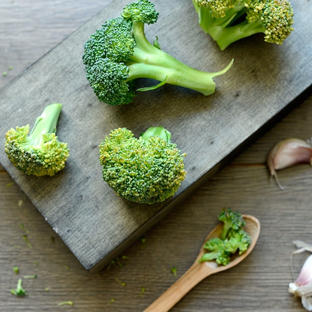 Brocoli sur la table de la cuisine