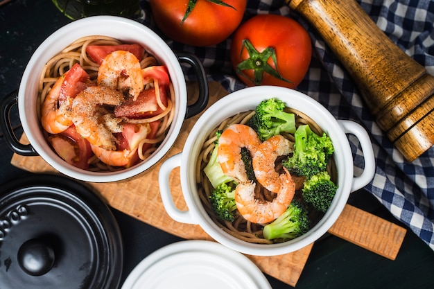 Brocoli, tomates, crevettes et spaghettis