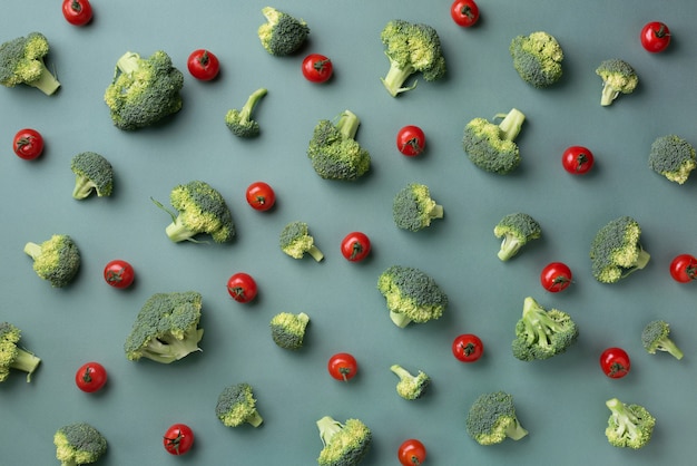 brocoli, tomates sur fond de papier vert