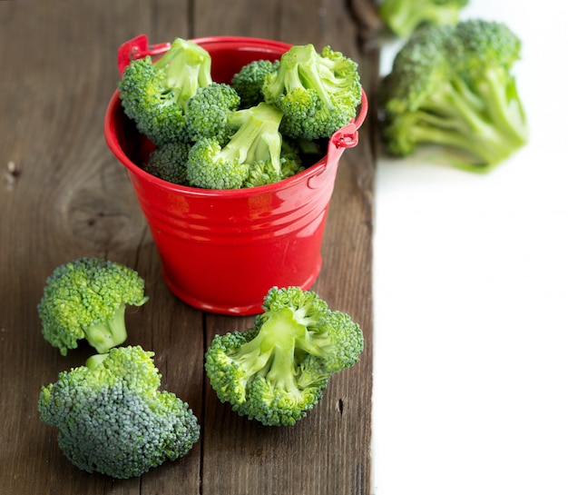 Brocoli vert dans un seau rouge