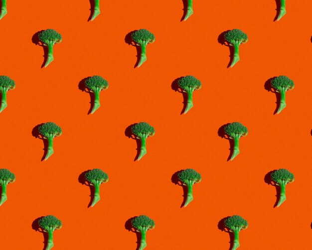 Brocoli vert sur fond orange