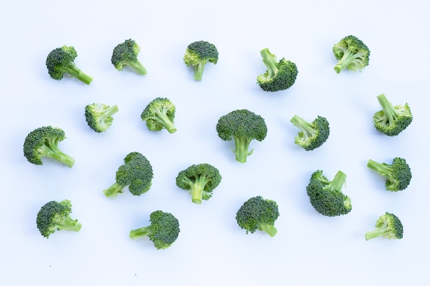 Brocoli vert frais sur blanc