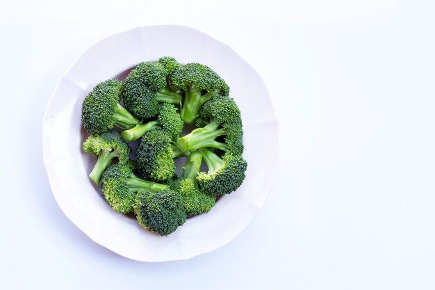 Brocoli vert frais sur blanc