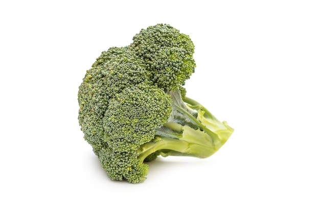 Brocoli vert frais sur blanc