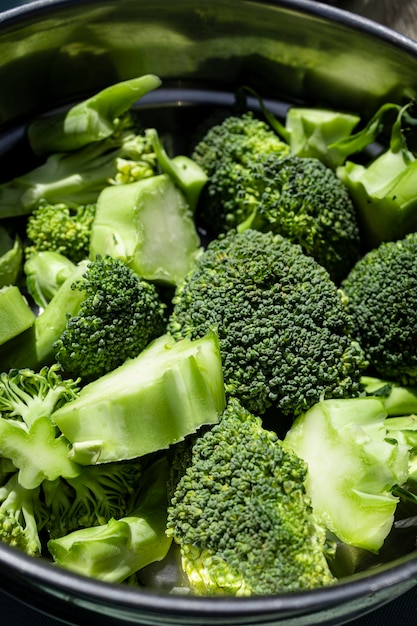 Brocoli vert frais et cru prêt à être cuit Préparation de légumes verts brocoli