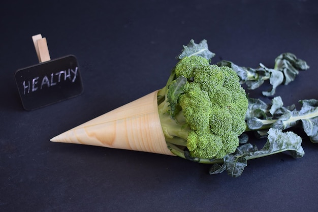 Brocoli vert frais dans un cône en bois