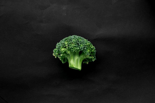 Brocoli vert frais sur fond noir