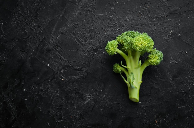 Brocoli vert frais sur fond sombre vieux Vue de dessus Espace libre pour votre texte