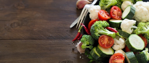 Brocoli vert frais et légumes sur table en bois