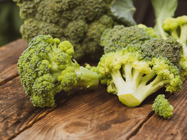 Brocoli vert frais sur une planche à découper en bois avec un couteau Feuilles de chou brocoli