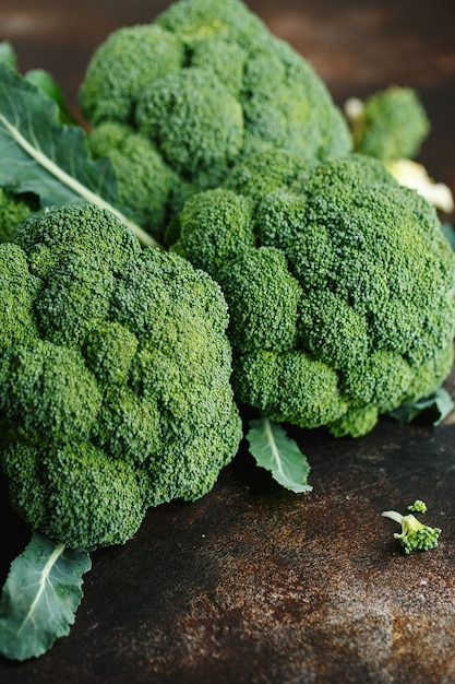 Brocoli vert frais sur une table marron foncé