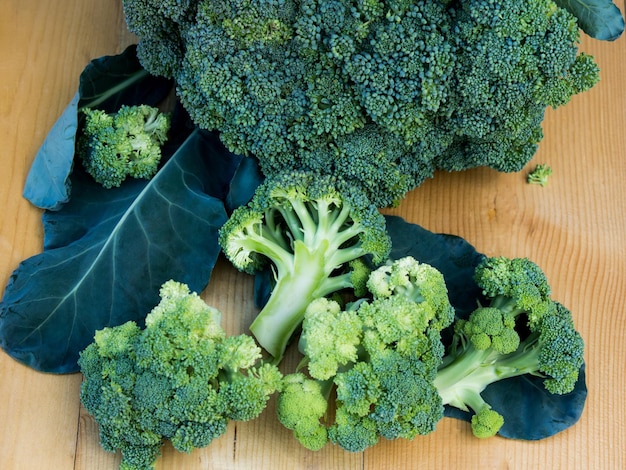 Brocoli vert frais sur une vieille table en boisLégumes pour l'alimentation et les aliments sainsAlimentation biologique