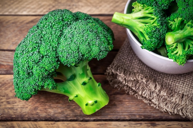 Brocoli vert mûr et frais de la ferme biologique