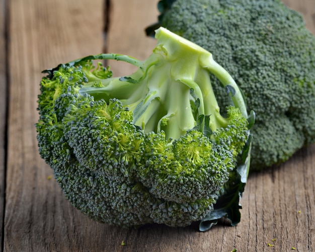 Brocoli sur une vieille table en bois