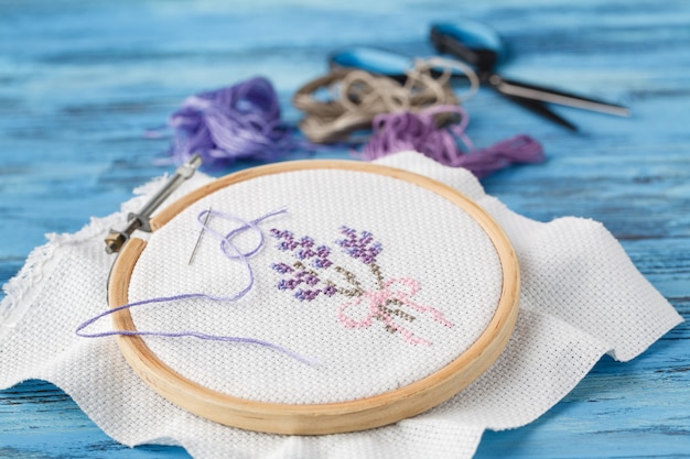 Broderie provence lavande sur table bleue