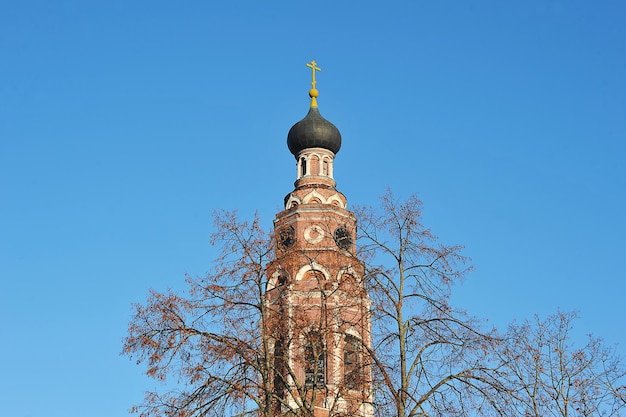 BRONNITSY, RUSSIE - 9 OCTOBRE 2021 : le clocher de la cathédrale Saint-Michel Archange à Bronnitsy en automne