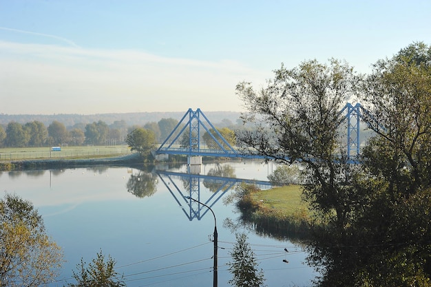 BRONNITSY, Russie - 9 OCTOBRE 2021 : pont sur le lac Belskoye à Bronnitsy