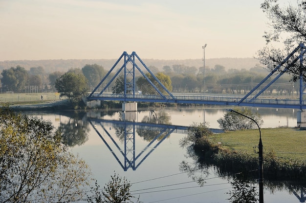 BRONNITSY, Russie - 9 OCTOBRE 2021 : pont sur le lac Belskoye à Bronnitsy