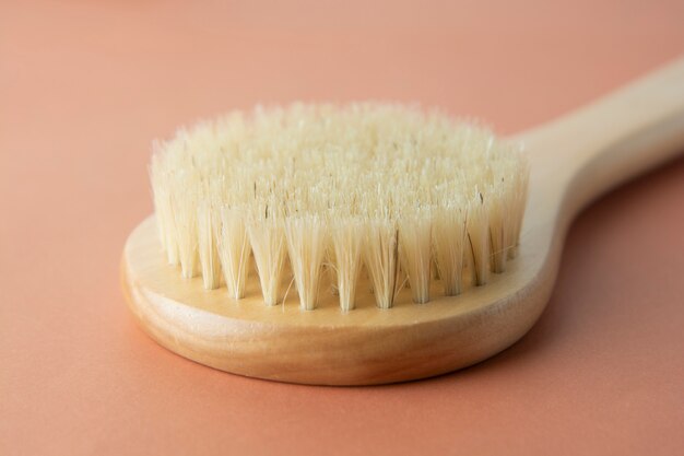 Brosse de bain en bambou isolé. Produit zéro déchet. Pas de concept plastique.