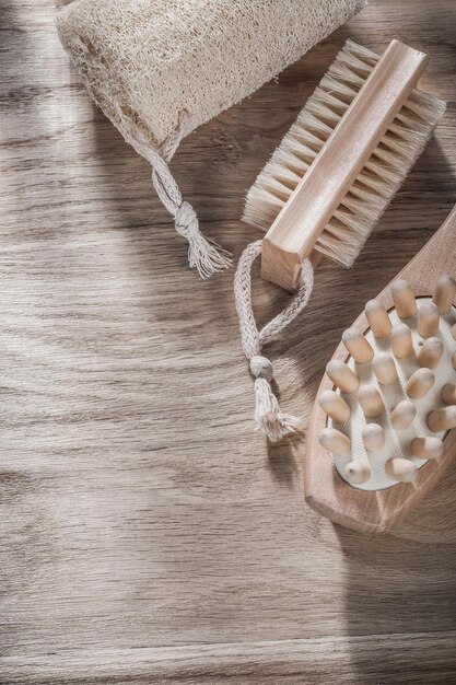 Brosse de bain masseur de luffa à récurer sur le concept de traitement de spa en bois