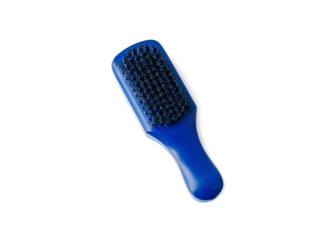 Brosse à barbe en bois naturel et poils isolés sur blanc