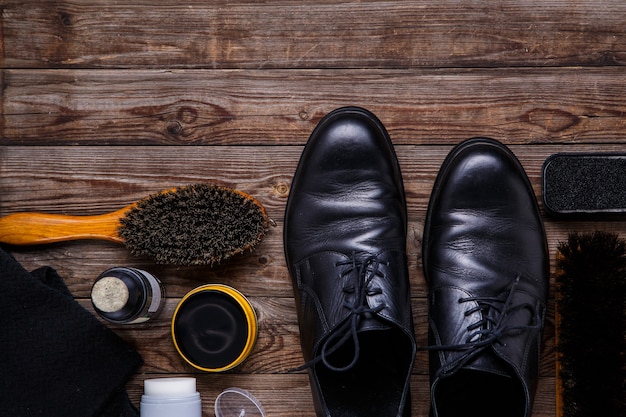 Brosse et botte de cire à chaussures