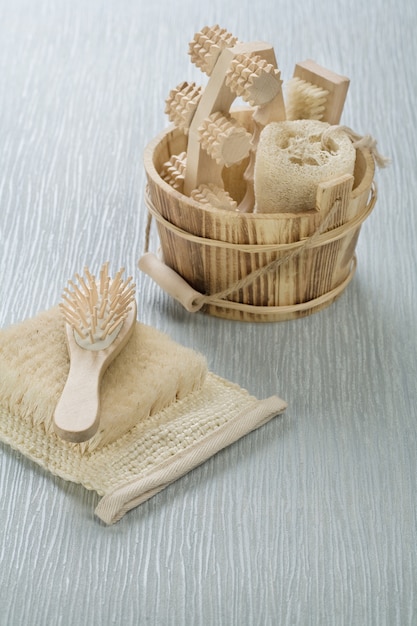 Brosse à cheveux sur bast avec seau en bois