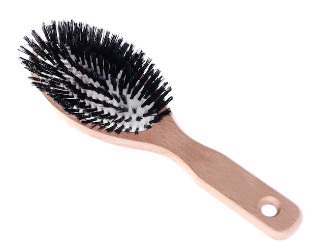 Brosse à cheveux en bois isolé sur blanc