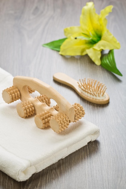 Brosse à cheveux masseuse et serviette avec fleur