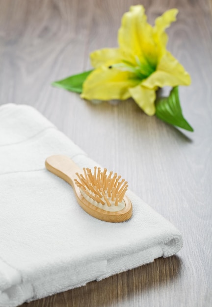 Brosse à cheveux et serviette avec fleur