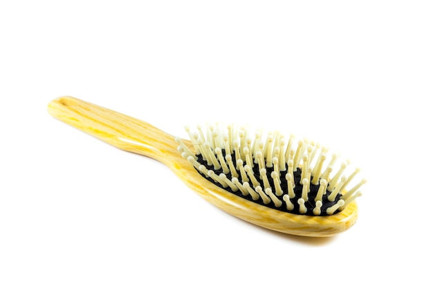 brosse à cheveux sur une surface blanche.