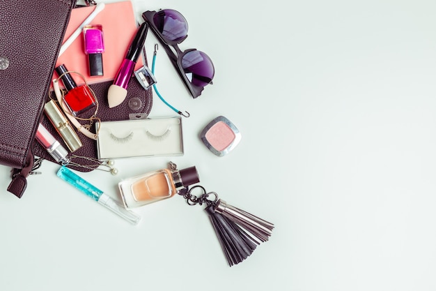 Brosse et cosmétique isolé sur fond blanc. Vue de dessus.