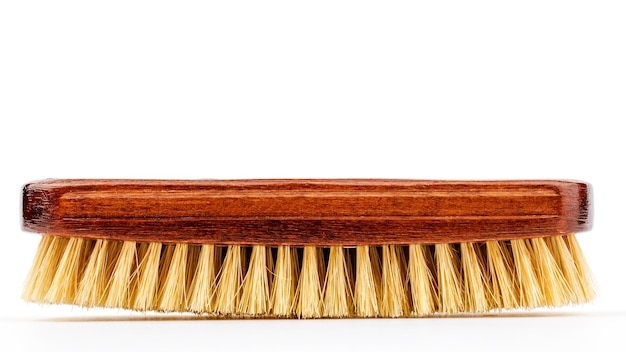 Photo brosse en crin pour polir les chaussures en cuir sur fond blanc