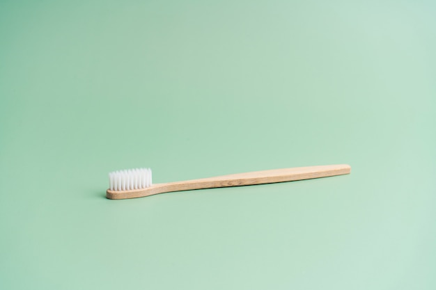 Brosse à Dents Antibactérienne En Bois De Bambou écologique Sur Fond Vert Clair.