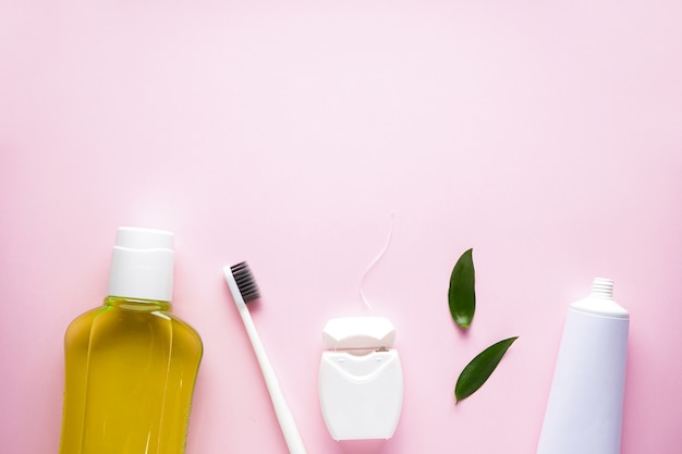 Brosse à dents avec bain de bouche sur rose