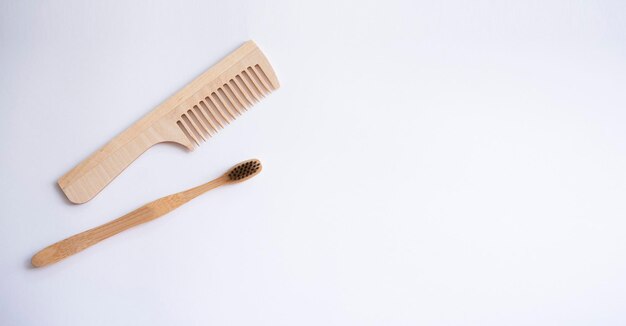 brosse à dents en bambou et brosse à cheveux en bois sur fond blanc espace de copie gratuit sans plastique